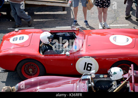 Brighton, UK. 2. Sep 2017. Die Brighton Speed Trials von großen Massen von motorsport Enthusiasten entlang Madeira Drive an der Küste in hellen, sonnigen Wetter heute beobachtet. Über 200 Autos und Motorräder Line up ein wertungslauf Madeira Drive erreichen hohe Geschwindigkeiten: Simon Dack/Alamy Leben Nachrichten zu nehmen Stockfoto