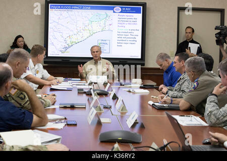 Austin, Texas, USA Sept. 1, 2017: Texas reg. Greg Abbott und Not Beamte weiterhin Reaktion auf umfangreiche Hurrikan Harvey Schäden am Fachbereich Öffentliche Sicherheit Emergency Operations Center (EOC). Credit: Bob Daemmrich/Alamy leben Nachrichten Stockfoto