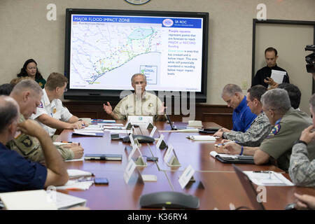 Austin, Texas, USA Sept. 1, 2017: Texas reg. Greg Abbott und Not Beamte weiterhin Reaktion auf umfangreiche Hurrikan Harvey Schäden am Fachbereich Öffentliche Sicherheit Emergency Operations Center (EOC). Credit: Bob Daemmrich/Alamy leben Nachrichten Stockfoto