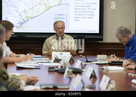 Austin, Texas, USA Sept. 1, 2017: Texas reg. Greg Abbott und Not Beamte weiterhin Reaktion auf umfangreiche Hurrikan Harvey Schäden am Fachbereich Öffentliche Sicherheit Emergency Operations Center (EOC). Credit: Bob Daemmrich/Alamy leben Nachrichten Stockfoto