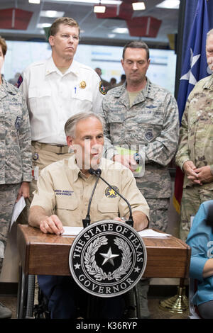 Austin, Texas, USA Sept. 1, 2017: Texas reg. Greg Abbott und Not Beamte weiterhin Reaktion auf umfangreiche Hurrikan Harvey Schäden an der Texas Abt. Öffentliche Sicherheit Emergency Operations Center (EOC). Credit: Bob Daemmrich/Alamy leben Nachrichten Stockfoto