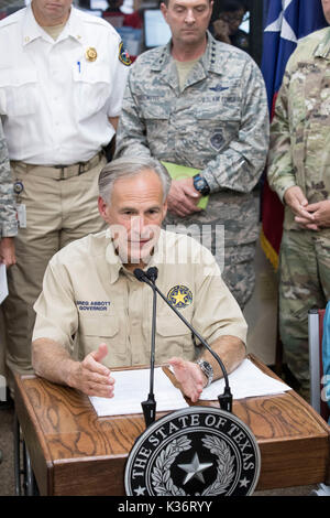 Austin, Texas, USA Sept. 1, 2017: Texas reg. Greg Abbott und Not Beamte weiterhin Reaktion auf umfangreiche Hurrikan Harvey Schäden an der Texas Abt. Öffentliche Sicherheit Emergency Operations Center (EOC). Credit: Bob Daemmrich/Alamy leben Nachrichten Stockfoto