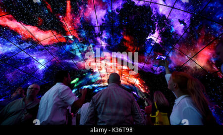 Berlin, Deutschland. 02 Sep, 2017. Besucher der Elektronik-messe IFA in Berlin zu sehen eine Präsentation auf dem Stand der Firma LG, 02. September 2017. Foto: Maurizio Gambarini/dpa/Alamy leben Nachrichten Stockfoto