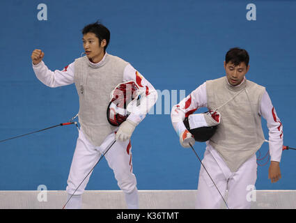 (170902) - Tianjin, Sept. 2, 2017 (Xinhua) - Lei Sheng (L) der Guangdong feiert Sieg nach Team Folie Finale gegen Jiangsu Männer auf der 13. Chinesischen Nationalen Spiele in North China Tianjin Gemeinde, Sept. 2, 2017. Guangdong gewann die Goldmedaille von 45-31. (Xinhua / Meng Yongmin) Stockfoto