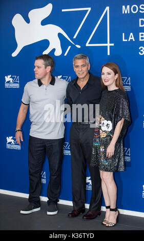 Venedig, Italien. 2. Sep 2017. Schauspieler Matt Damon, Direktor George Clooney und Schauspielerin Julianne Moore (L, R) darstellen, während ein Fotoshooting für den Film uburbicon' im Wettbewerb auf dem 74. Filmfestival in Venedig Venedig, Italien, Sept. 2, 2017. Credit: Jin Yu/Xinhua/Alamy leben Nachrichten Stockfoto