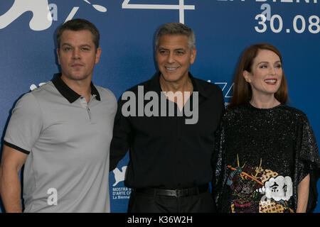 Matt Damon (L-R), George Clooney und Julianne Moore an der Foto Anruf des uburbicon' während des 74. Filmfestival von Venedig Palazzo del Cinema in Venedig, Italien, am 02. September 2017. - Keine LEITUNG SERVICE - Foto: Hubert Boesl Stockfoto