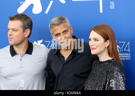 Lido di Venezia, Italien. 02 Sep, 2017. Europa, Italien, Lido di Venezia, 02. September 2017: Matt Damon, der Regisseur George Clooney, Julianne Moore, am Fotoshooting für den Film uburbicon', 74. Internationalen Filmfestspielen Venedig Kredit Kredit: Ottavia Da Re/Sintesi/Alamy leben Nachrichten Stockfoto