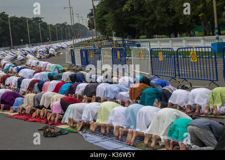 Red Road, Kolkata, Indien. 2. Sep 2017. Menschen sind Gebete anlässlich des Eid Al Adha. Credit: Sudip Maiti/Alamy leben Nachrichten Stockfoto