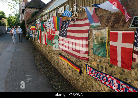 Tribute zu George Michael links von Fans außerhalb seines Hauses in Goring-on-Thames, England Stockfoto