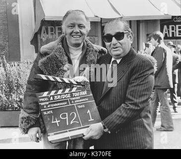 REGISSEUR RICHARD ATTENBOROUGH UND PRODUZENT JOSEPH E LEVINE 1976, SCHÜRZENVORSTAND, REGISSEUR RICHARD ATTENBOROUGH UND PRODUZENT JOSEPH E LEVINE, SCHÜRZENVORSTAND 1976 Stockfoto