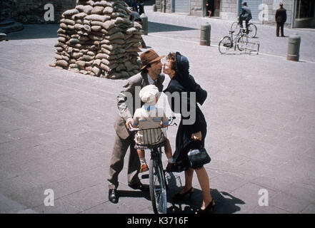 LA VITA E BELLA AKA DAS LEBEN IST SCHÖN Roberto Benigni, NICOLETTI BRASCHI UND GIORGIO CANTARINI Datum: 1997 Stockfoto