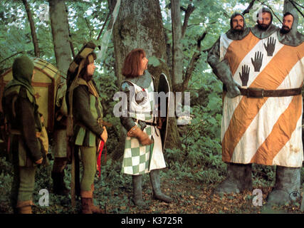 MONTY PYTHON UND DER HEILIGE GRAL ERIC IDLE center, drei vorangegangen Ritter l-R: Terry Jones, Graham Chapman, Michael Palin eine PYTHON BILD Datum: 1975 Stockfoto