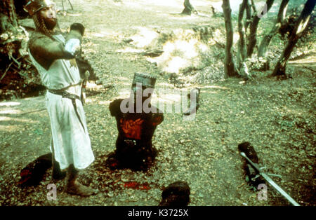 MONTY PYTHON UND DER HEILIGE GRAL GRAHAM CHAPMAN als König Arthur, links EIN PYTHON BILD Datum: 1975 Stockfoto