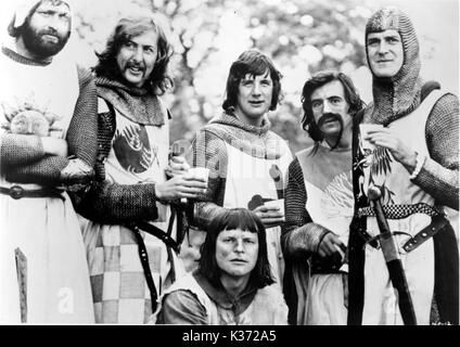 MONTY PYTHON UND DER HEILIGE GRAL L-R: Graham Chapman, ERIC IDLE, Michael Palin, Terry Jones, John CLEESE UND TERRY GILLIAM Stockfoto