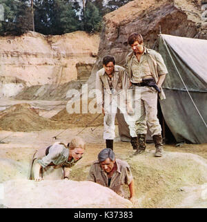 Der MUMIE VERKLEIDUNG [Br 1967] ELIZABETH SELLARS UND ANDRE MORELL (IM GRABEN), JOHN PHILLIPS UND DAVID BUCK (hinter) Datum: 1967 Stockfoto