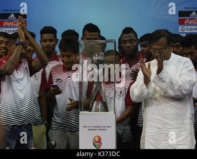 Kolkata, Indien. 01 Sep, 2017. Westbengalen Sports Minister Herr Arup Biswas und andere Fußballer Spieler atten eine Eröffnungsfeier unter 17 FIFA WM-Pokal am 01 September, 2017 in Kalkutta in Indien. Credit: Sanjay Purkait/Pacific Press/Alamy leben Nachrichten Stockfoto