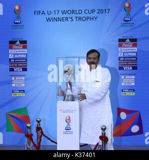 Westbengalen Sports Minister Herr Arup Biswas und FIFA Organisationskomitees, Projekt Direktor Herr Freude Bhattacharya atten eine Eröffnungsfeier unter 17 FIFA WM-Pokal am 01 September, 2017 in Kalkutta in Indien. (Foto von Sanjay Purkait/Pacific Press) Stockfoto