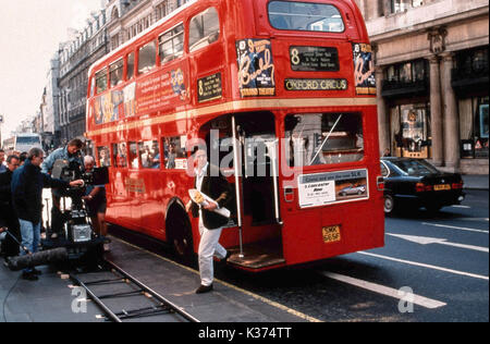 NOTTING HILL POLYGRAM/ARBEITSTITEL Hugh Grant in absteigender Reihenfolge von der Route Master Bus Datum: 1999 Stockfoto