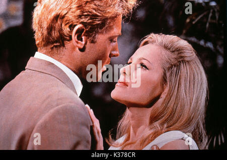 Sie Associated British Pathe/HAMMER FILME JOHN RICHARDSON, Ursula Andress Datum: 1965 Stockfoto