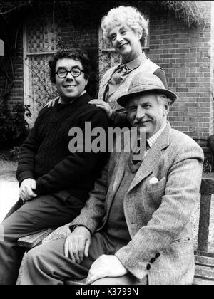 Es tut uns leid! RONNIE CORBETT, BARBARA LOTT, William Moore Stockfoto