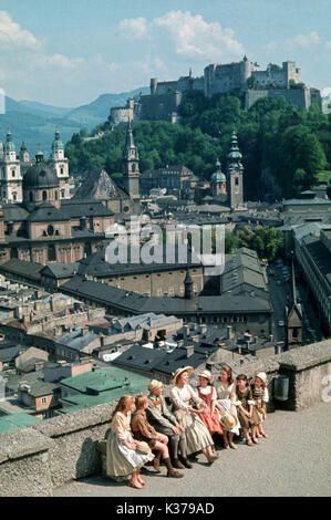 Der Klang der Musik L-R Vordergrund: Heather Menzies, DUANE CHASE (Kurt), Nicholas Hammond (Friedrich), Julie Andrews, ANGELA CARTWRIGHT (Brigitta), CHARMIAN CARR (Liesl), DEBBIE TURNER (Marta), KYM CARATH (Gretl) der Klang der Musik (US 1965) L-R Vordergrund: Heather Menzies (Louisa), DUANE CHASE (Kurt), Nicholas Hammond (Friedrich), Julie Andrews, ANGELA CARTWRIGHT (Brigitta), CHARMIAN CARR (Liesl), DEBBI Stockfoto