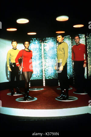 STAR TREK [US-TV-Serien 1966-1969] GEORGE TAKEI als Sulu, NICHELLE NICHOLLS als Lieutenant Uhura, WALTER KOENIG als Chekov, JAMES DOOHAN als 'Scotty' STAR TREK Stockfoto