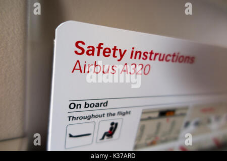 Sicherheit von Flugzeugen und Informationen für Notfälle Anweisung/guide Karte während eines Fluges in einem A320 Flugzeug/Flugzeug/Flugzeug. (89) Stockfoto