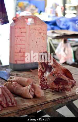 Ein Fleisch Verkäufer, Metzger, auf dem täglichen Markt im Mai Chau, Vietnam, Verkauf Schlachtnebenerzeugnisse von Rindern, Schweinen, Traber und Blut. Stockfoto