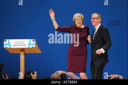 Foto muss Gutgeschrieben © Alpha Presse 079965 05/10/2016 Theresa werden können und Ehemann Philip kann auf Parteitag der Konservativen Partei 2016 Am Birmingham ICC Stockfoto