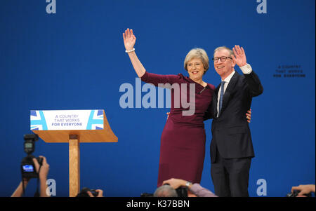 Foto muss Gutgeschrieben © Alpha Presse 079965 05/10/2016 Theresa werden können und Ehemann Philip kann auf Parteitag der Konservativen Partei 2016 Am Birmingham ICC Stockfoto