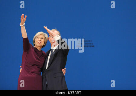 Foto muss Gutgeschrieben © Alpha Presse 079965 05/10/2016 Theresa werden können und Ehemann Philip kann auf Parteitag der Konservativen Partei 2016 Am Birmingham ICC Stockfoto