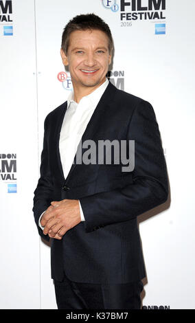 Foto muss Gutgeschrieben © Alpha Presse 078237 11/10/2016 Jeremy Renner werden bei der Ankunft Photocall während des 60. BFI London Film Festival 2016 im Corinthia Hotel in London Stockfoto