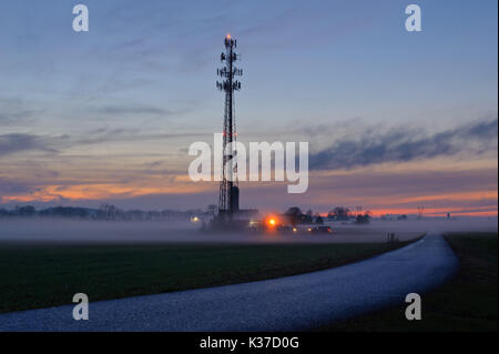 Nebel EINSTELLUNG IN ÜBER FARM LANE UND FELDER MIT FUNKMAST Lititz, Pennsylvania Stockfoto