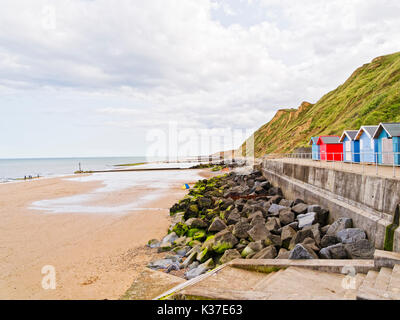 Auf Sheringham Meer eine Reihe von Strandhütten, über dem Strand. Stockfoto