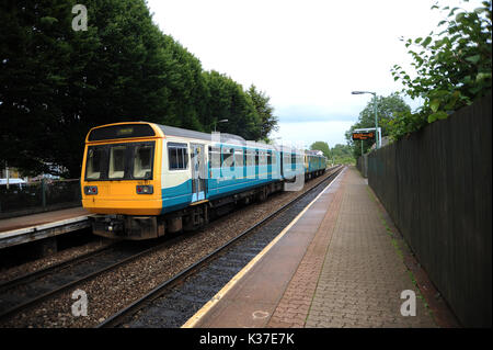 142077 (nächste Kamera) und 143625 bei Eastbrook Station mit einem Service für Merthyr Tydfil. Stockfoto