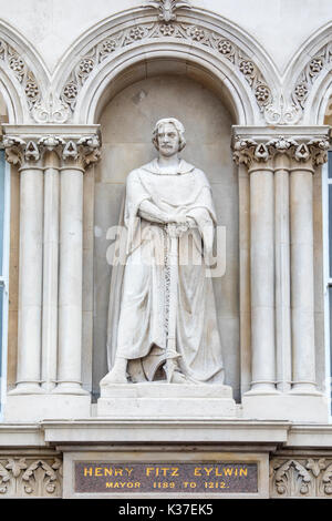 Eine Statue von historische Figur henry Fitz eylwin, holborn Viadukt in London, Großbritannien. eylwin als Erster Bürgermeister der Stadt London serviert. Stockfoto