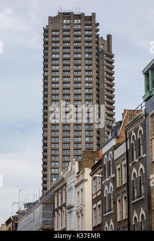 Eines der Hochhäuser des berühmten Vorwerk-zustandes in Central London, UK. Stockfoto