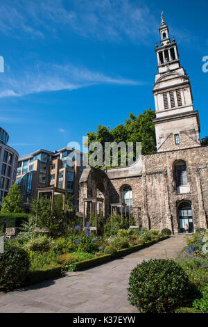 Die historischen Überreste von Christchurch Greyfriars in der City of London, Großbritannien. Sie wurde im Zweiten Weltkrieg durch feindliche Bomben zerstört. Stockfoto