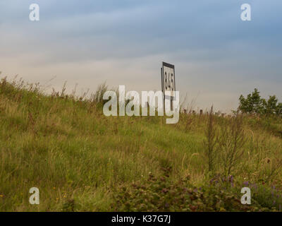 Schild am Ufer des Rheins 845 Kilometer, grieth am Rhein, Deutschland Stockfoto