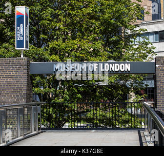 LONDON, Großbritannien - 11. AUGUST 2017: Der Eingang zum Museum von London London Wall befindet sich in der City von London, Großbritannien, am 11. August 2017. Stockfoto