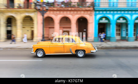 Havana Street Scene, Bewegungsunschärfe von Vintage American Classic Auto fahren am Paseo de Marti, Habana Vieja, Kuba Stockfoto