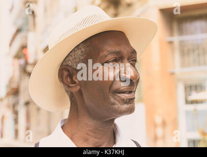 Schwarz Afro - kubanische Männlich, Nahaufnahme, Hochformat, mit Fedora Hut in der nachmittäglichen Sonne, die Altstadt von Havanna, Kuba Stockfoto