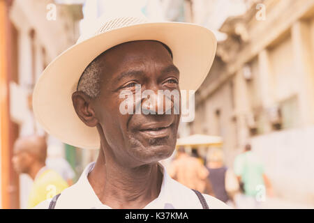 Schwarz kubanischen Mann, Porträt, Nahaufnahme mit Fedora Hut in der nachmittäglichen Sonne, die Altstadt von Havanna, Kuba Stockfoto