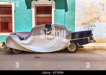 Vintage American Classic Autowrack mit Abdeckung, Straßenszene in Habana Vieja, Havanna, Kuba Stockfoto