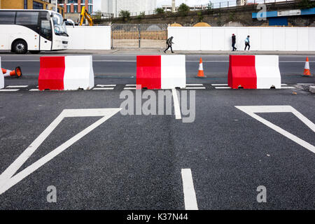 Rot und weißem Beton Blöcke auf einer Kreuzung Sperrung einer Straße Stockfoto