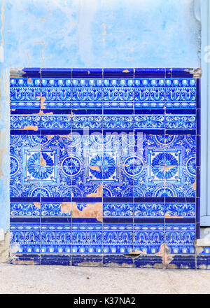 Blau Spanisch oder Portugiesisch mediterrane Erbe azulejos Kacheln an der Wand in Havanna, Kuba Stockfoto