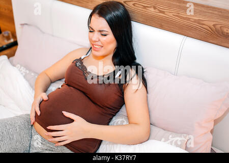 Schwangere Frau vor Schmerzen Stockfoto