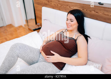 Schwangere Frau vor Schmerzen Stockfoto