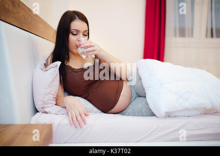 Schwangere Frau hydratisiert Stockfoto