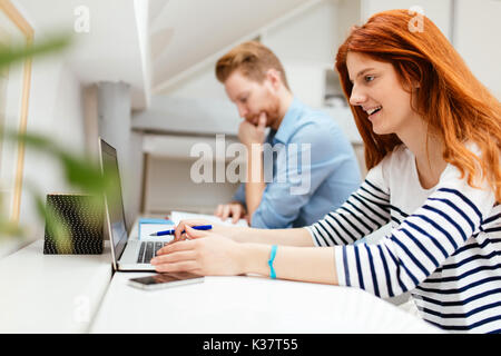 Die Kollegen arbeiten Studieren in Weiß Büro Stockfoto